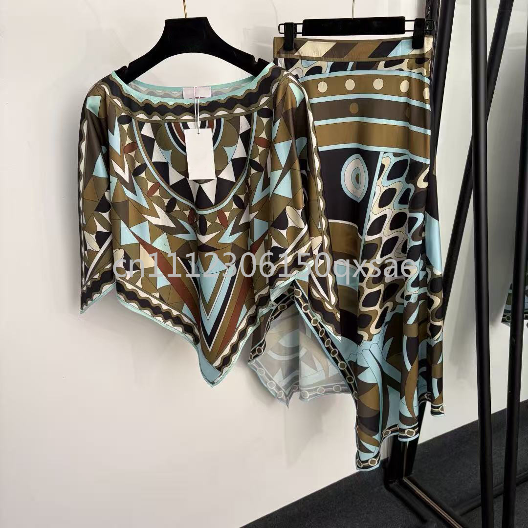Streetwear Brand With A Logo - Luxuriöses Design Damen Schwarzes Umhangkleid-Set mit